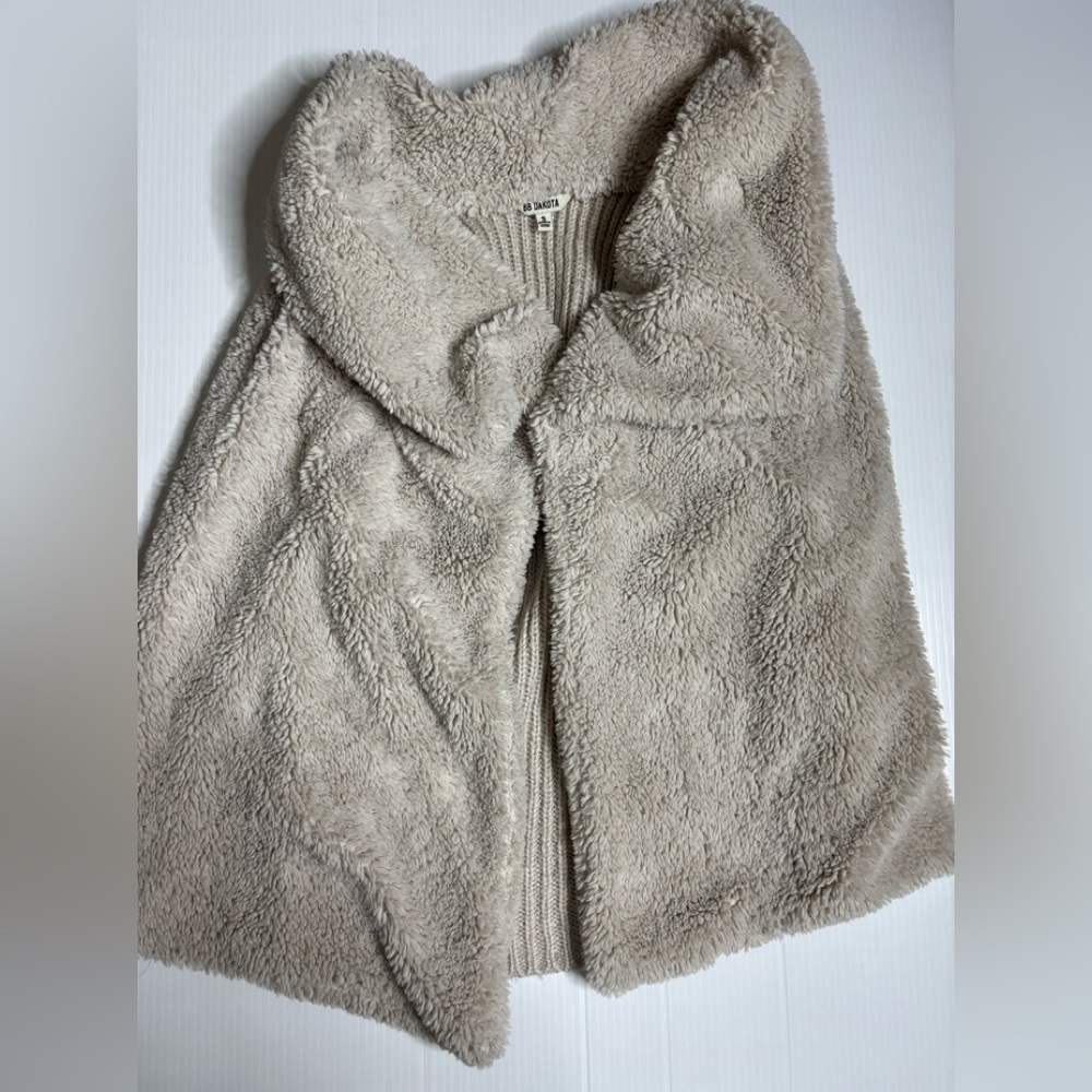 BB Dakota faux fur size smalll open vest
